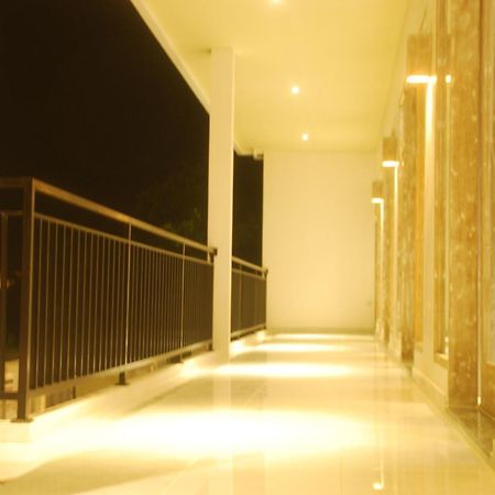 Hotel Sugiras Living Denpasar Zimmer foto